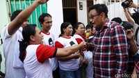 Djarot menyalami warga Kebon Bawang, Tanjung Priok, Jakarta Utara.