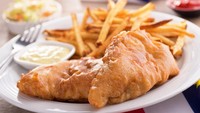 Fish and Chips juga populer di Indonesia bahkan hidangan khas Inggris ini dijual dengan versi ekonomis. Ternyata membuatnya tidak sulit, coba saja cek cara membuatnya di resep ini. Foto: iStock