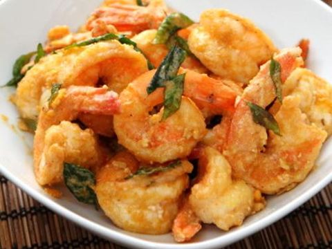 Pakai Nasi Hangat, Siang Ini Enaknya Makan dengan Udang Telur Asin di Sini