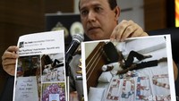 Kadiv Humas Mabes Polri Irjen (Pol) Boy Rafli Amar memperlihatkan cetakan halaman Facebook AR atau Abu Uwais. Di situ terlihat, Abu Uwais memperlihatkan deretan uang pecahan Rp 100 ribu dan Rp 50 ribu. Uang-uang itu disusun di atas kasur menjadi bentuk tulisan 2 Desember.