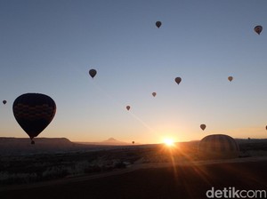 Terpesona Sunrise di Balik Pegunungan dan Balon Udara Cappadocia, Turki