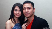 Pose mesra Donita dengan sang suami di Epicentrum, Kuningan, Jaksel. Foto: Gusmun