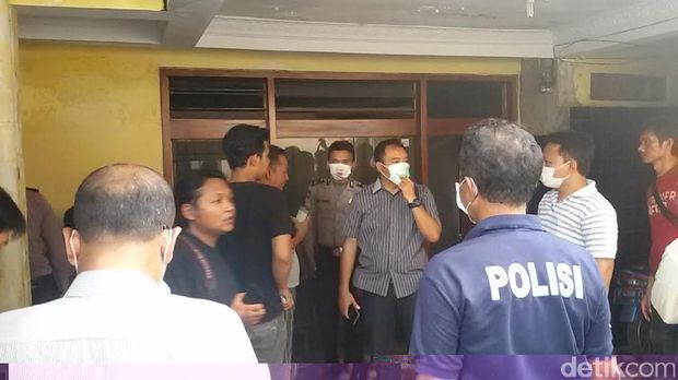 Seorang Perempuan Cantik Tewas Tergantung di Kamar Kos