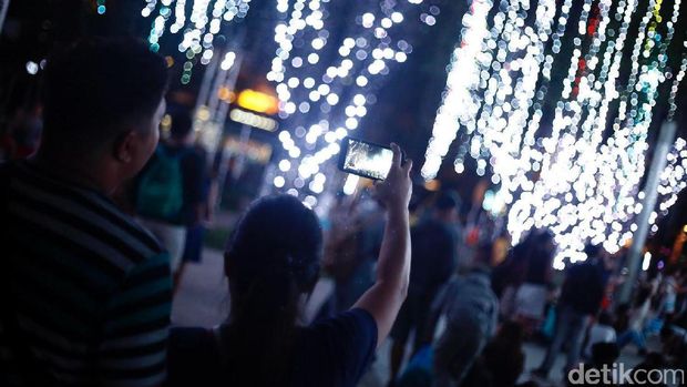 Traveler yang asyik mengabadikan suasana (Rachman/detikTravel)