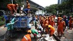 Cegah Banjir, Pasukan Oranye Bersihkan Selokan di Kawasan Sudirman