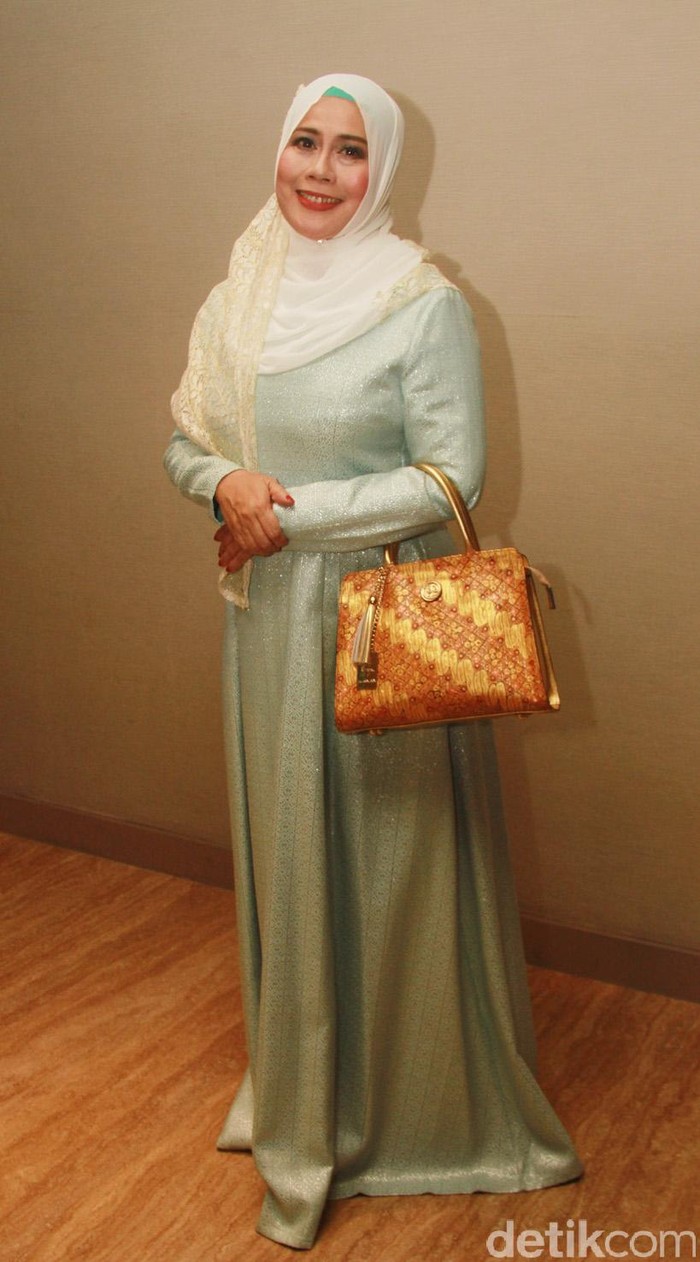 Dewi Yull Selebriti, Artis, Penyanyi,