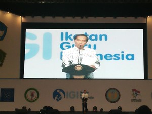 Beri Penghormatan untuk Guru, Jokowi Tundukkan Badan di Atas Panggung