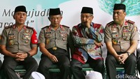 Ketum PBNU Said Aqil Siroj duduk bereng bersama Kapolri Tito Kanarvian, Wakapolri Komjen Syafruddin dan Kapolda Metro jaya Irjen Pol Mochamad Iriawan saat menggelar silaturahmi di kantor PBNU, Jl Kramat Raya, Jakpus, Minggu (27/11/2016).