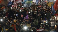Ratusan ribu orang bergabung dalam protes anti pemerintah pasca meningkatnya frustasi publik akibat skandal korupsi Presiden Park Geun-Hye. Pool/Getty Images/Woohae Cho.