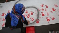 Dalam Deklarasi Anti Korupsi ini warga mencap tangan terbuka yang telah diberi cat berwana merah.