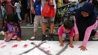 Sejumlah anak turut membubuhkan cap tanda tangan mereka.