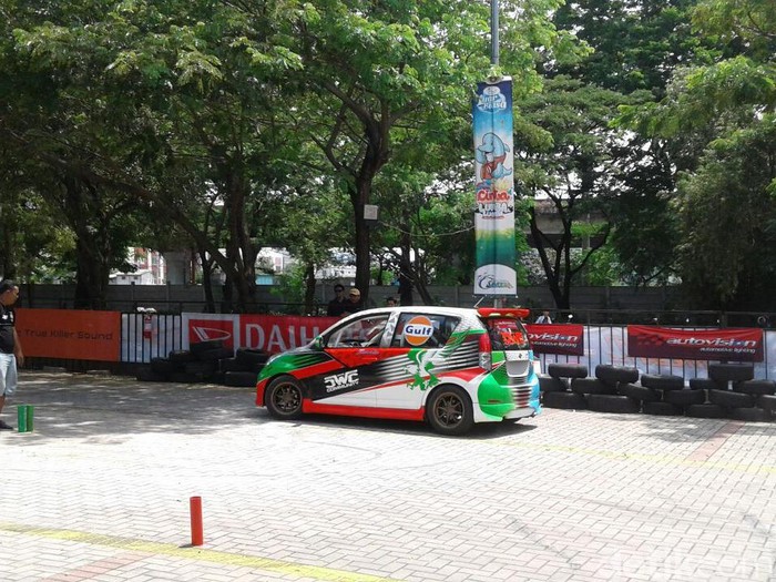 Battle Slalom Pakai Daihatsu Sirion