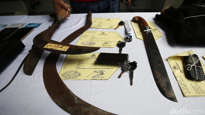 Senjata tajam yang digunakan oleh anggota geng motor sadis (Foto: Lamhot Aritonang) Senjata tajam yang digunakan oleh anggota geng motor sadis (Foto: Lamhot Aritonang)