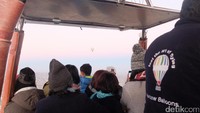 Foto: Sejumlah traveler bersiap naik balon udara. Satu balon udara bisa dinaikin cukup banyak wisatawan (Rois Jajeli/detikTravel)