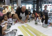 Riuh dan Penuh Atraksi, 60 Anak Belajar Bikin Pasta Bersama Chef Gino Campagna