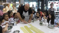 Selanjutnya anak-anak belajar buat ravioli. Chef Gino memberi contoh kepada peserta.