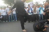 Ciaaat.. Aksi Bos Pertamina Adu Jurus Silat Hingga Berguling di Aspal