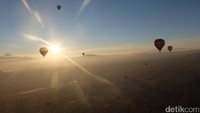 Foto: Sinar mentari mulai muncul dari balik pegunungan Erciyes. Pelan-pelan Matahari menampakkan wajahnya (Rois Jajeli/detikTravel)