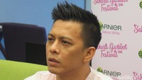 Dengan rambut depan menjulang ke atas, Ariel lebih tampak dewasa.
