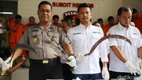 Kabid Humas Polda Metro Jaya Kombes Pol Raden Prabowo Argo Yuwono bersama jajaran Subdit Resmob Polda Metro jaya memperlihat sejumlah barang bukti.