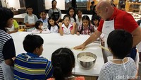 Pada Sabtu (26/11), Detikfood mengadakan kids cooking class bersama chef Gino Campagna dari Italia. Sebanyak 60 anak usia 6-12 tahun yang dibagi dalam dua sesi (09.00-12.00 dan 13.00-16.00), belajar langsung cara bikin pasta segar.