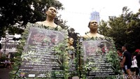Sejumlah peserta, nampak memamerkan poster kampanye di tubuhnya saat menggelar aksi gerakan cinta bumi di di Car Free Day (CFD), di sepanjang jalan Jenderla Sudirman-MH Thamrin, Jakarta, Minggu (27/11/2016).