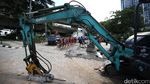 Cegah Banjir, Pasukan Oranye Bersihkan Selokan di Kawasan Sudirman