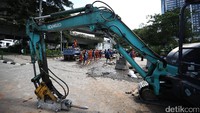 Alat berat juga diturunkan untuk memudahkan pekerjaan.
