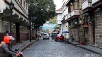 Masih disekitaran kawasan kota tua peninggalan Spanyol ini, kita juga bisa melihat langsung Fort Santiago. Jalanan dikawasan ini terlihat bersih dan diapit oleh gedung-gedung dengan gaya khas Spanyol.