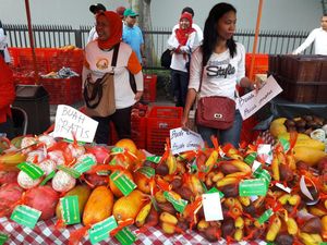 Kementerian Pertanian Bagikan 10 Ribu Buah di Car Free Day Jalan Thamrin