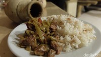 Foto: Setelah matang, kebab pottery siap dihidangkan dan disandingkan dengan roti atau nasi. Rasanya enak, ada rasa pedasnya, kecut, masam (Rois Jajeli/detikTravel)