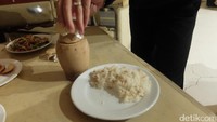 Foto: Kebab pottery seperti makanan sehari-hari bagi warga Cappadocia. Jenis kuliner ini bisa ditemui dengan mudah di beberapa rumah makan di kawasan Avanos (Rois Jajeli/detikTravel)