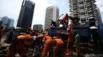 Cegah Banjir, Pasukan Oranye Bersihkan Selokan di Kawasan Sudirman