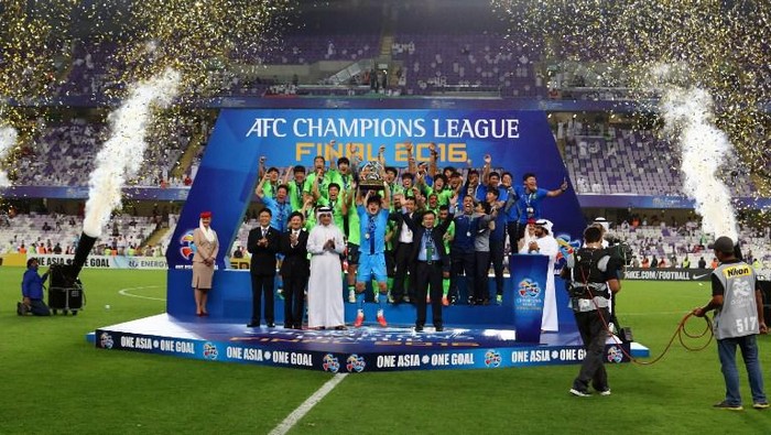 Jeonbuk players celebrate as they are crowned champions following their AFC Champions League final between UAEs Al-Ain and South Koreas Jeonbuk Hyundai Motors at the Hazza bin Zayed Stadium in Al-Ain on November 26, 2016. / AFP PHOTO / NEZAR BALOUT