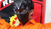 Seorang tersangka memakai topeng yang merupakan pelakukan tindak kekerasan dengan senjata tajam bahkan sampai melukai dan membunuh korban.