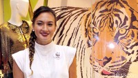 Bagaimana gaya casual Nadine ini, menurutmu? Pool/Noel/detikHot.