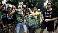 Desainer Indonesia, Delia von Rueti bersama artis Teuku Zacky dan pendukung Love & O2 melakukan senam samba, saat melakukan kampanye Love & O2 di kawasan Car Free Day (CFD).