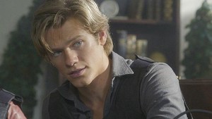 Lucas Till, chemistry di video klip berlanjut sebentar di dunia nyata. Foto: CBS