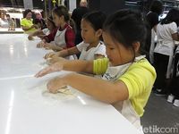 Riuh dan Penuh Atraksi, 60 Anak Belajar Bikin Pasta Bersama Chef Gino Campagna