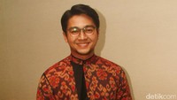 Deva berkacamata.