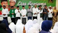 Pengurus Pusat Partai PPP Djan Faridz bersama ratusan anak Yatim Piatu melakukan doa bersama di kantor DPP PPP Jalan Diponegoro, Jakarta Pusat, Minggu.