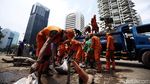 Cegah Banjir, Pasukan Oranye Bersihkan Selokan di Kawasan Sudirman