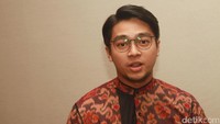 Ia berbatik dalam jumpa pers film yang ia perankan.