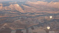 Foto: Balon udara lainnya tampak beterbangan di langit Cappadocia. Biasanya memang banyak balon udara terbang dalam waktu bersamaan (Rois Jajeli/detikTravel)