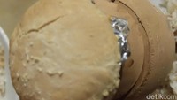Foto: Kebab pottery terdiri dari tomat, paprica, daging, bawang merah, bawang bombay, dan sayuran. Bumbu dan daging semuanya diiris, dan dimasukkan ke dalam pot. Kemudian, pot ditutup dengan semacam tembikar yang dilapisi aluminium foil dan dibakar (Rois Jajeli/detikTravel)