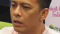 Pelantun Separuh Aku pasti bikin kalian para cowok terinspirasi lagi soal model rambut.