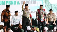 Beberapa saat kemudian Jenderal Tito menyusul tiba.