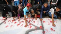 Sejumlah warga membubuhkan tanda cap tangan sebagai tanda dukungan pada saat Deklarasi Anti Korupsi.