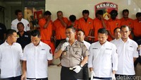 Kabid Humas Polda Metro Jaya Kombes Pol Raden Prabowo Argo Yuwono melakukan rilis kasus pemcurian dangan kekerasan di Polda Metro Jaya, Minggu (27/11/2016).