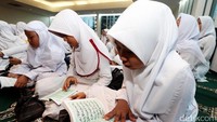 Anak yatim Piatu terlihat khusuk saat melakukan doa bersama di Kantor DPP PPP di Jalan Diponegoro, Jakarta Pusat, Minggu (27/11/2016).